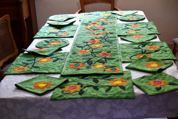 Vine with flowers insulated runner and trivets